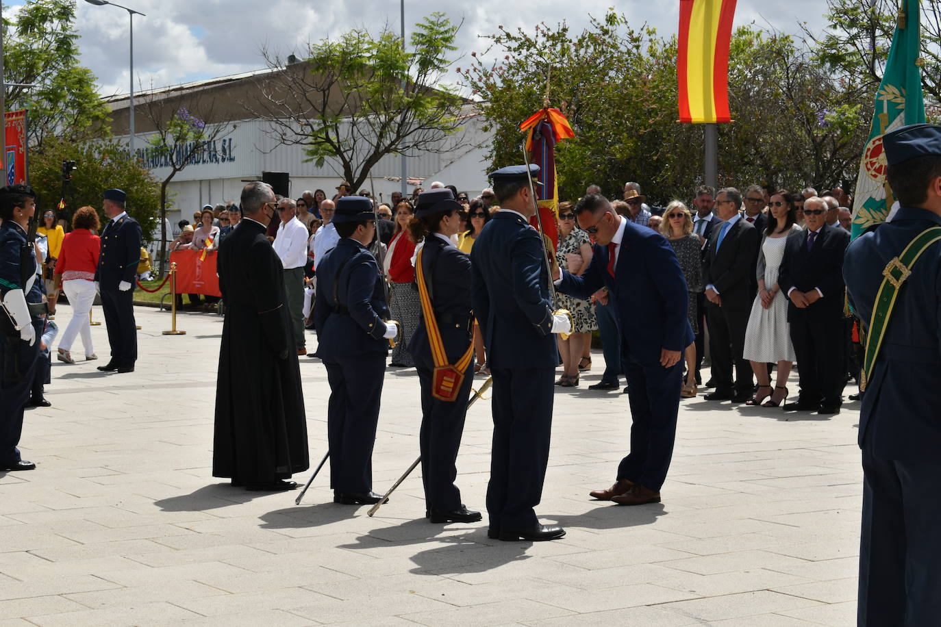 Más de cien ciudadanos juraron bandera en Miajadas, prometiendo por su conciencia y honor guardar guardar la Constitución como norma fundamental del Estado, con lealtad al rey y, si fuera preciso, entregar su vida en defensa de España. Un acto en el que estuvieron acompañados por los militares de la Base Aérea de Talavera la Real y Ala-23, acercando y fortaleciendo lazos entre las Fuerzas Armadas y la población de a pie. 