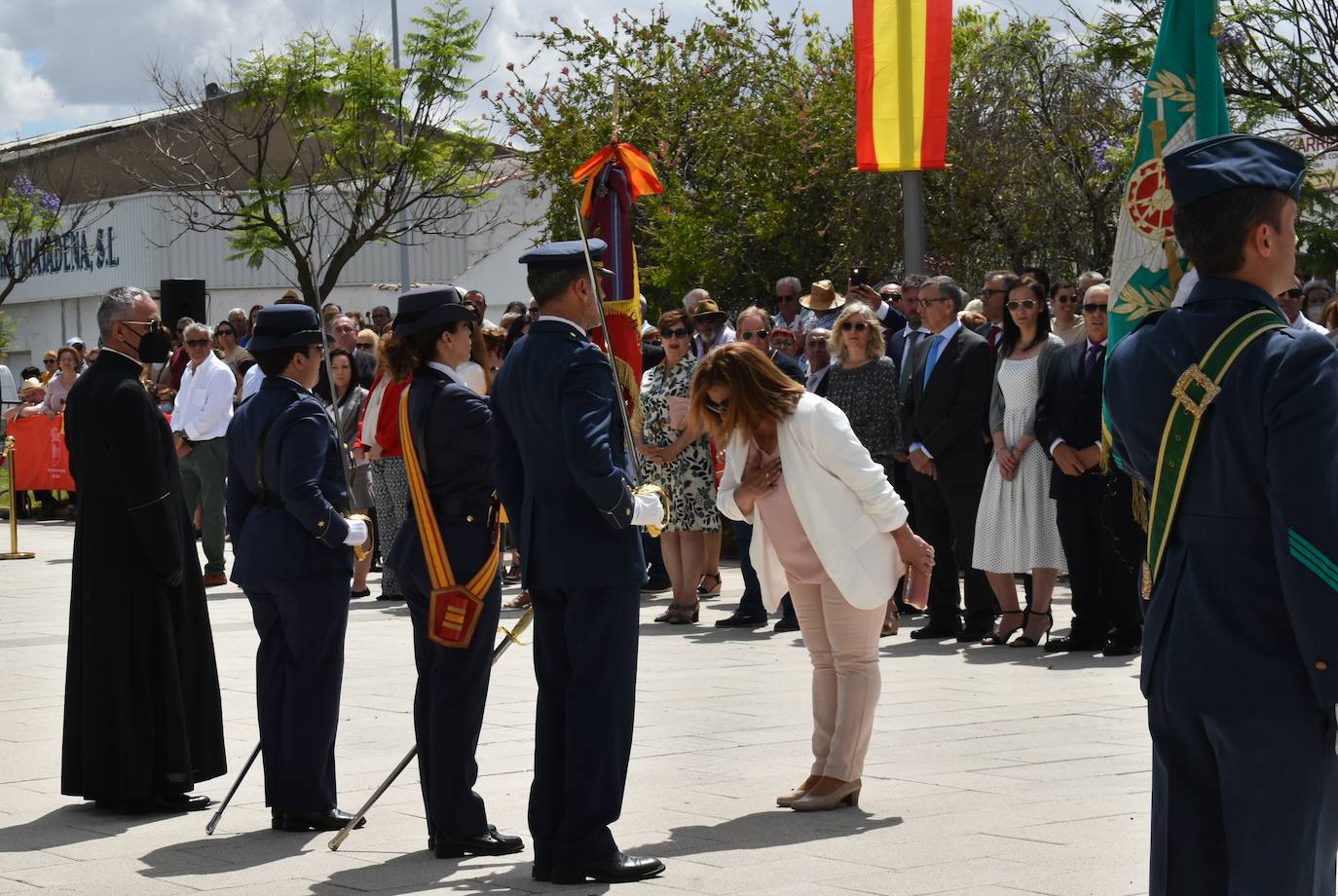 Más de cien ciudadanos juraron bandera en Miajadas, prometiendo por su conciencia y honor guardar guardar la Constitución como norma fundamental del Estado, con lealtad al rey y, si fuera preciso, entregar su vida en defensa de España. Un acto en el que estuvieron acompañados por los militares de la Base Aérea de Talavera la Real y Ala-23, acercando y fortaleciendo lazos entre las Fuerzas Armadas y la población de a pie. 