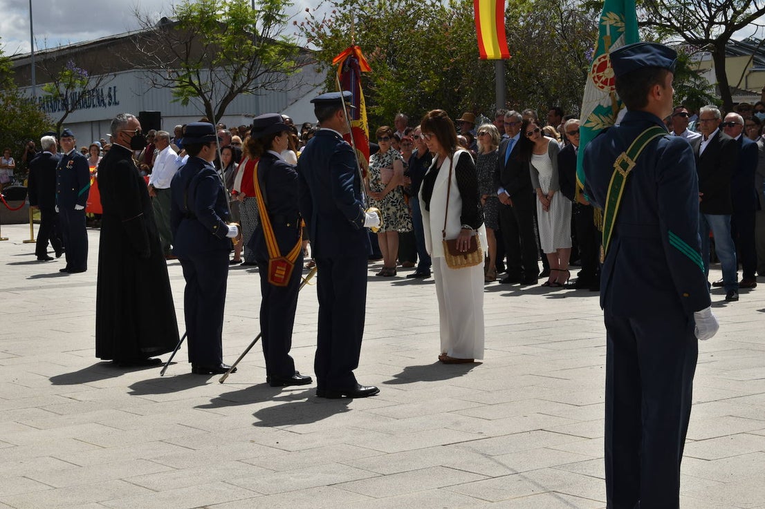 Más de cien ciudadanos juraron bandera en Miajadas, prometiendo por su conciencia y honor guardar guardar la Constitución como norma fundamental del Estado, con lealtad al rey y, si fuera preciso, entregar su vida en defensa de España. Un acto en el que estuvieron acompañados por los militares de la Base Aérea de Talavera la Real y Ala-23, acercando y fortaleciendo lazos entre las Fuerzas Armadas y la población de a pie. 