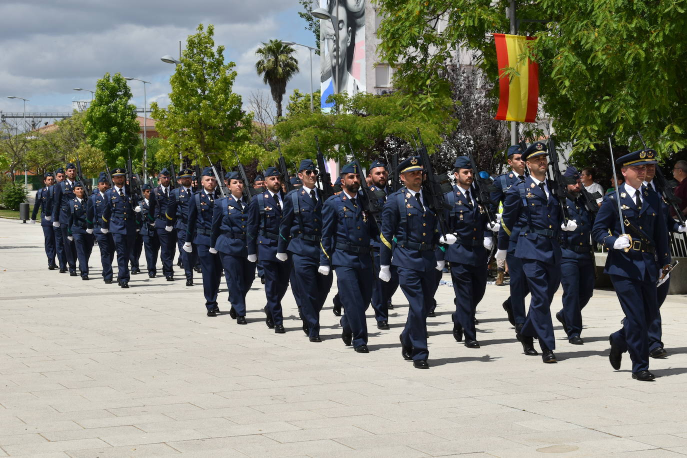 Más de cien ciudadanos juraron bandera en Miajadas, prometiendo por su conciencia y honor guardar guardar la Constitución como norma fundamental del Estado, con lealtad al rey y, si fuera preciso, entregar su vida en defensa de España. Un acto en el que estuvieron acompañados por los militares de la Base Aérea de Talavera la Real y Ala-23, acercando y fortaleciendo lazos entre las Fuerzas Armadas y la población de a pie. 