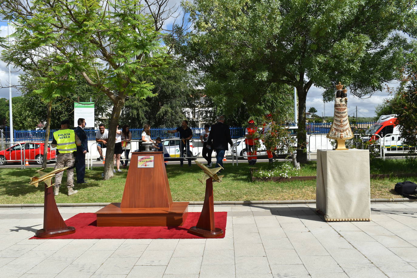 Más de cien ciudadanos juraron bandera en Miajadas, prometiendo por su conciencia y honor guardar guardar la Constitución como norma fundamental del Estado, con lealtad al rey y, si fuera preciso, entregar su vida en defensa de España. Un acto en el que estuvieron acompañados por los militares de la Base Aérea de Talavera la Real y Ala-23, acercando y fortaleciendo lazos entre las Fuerzas Armadas y la población de a pie. 