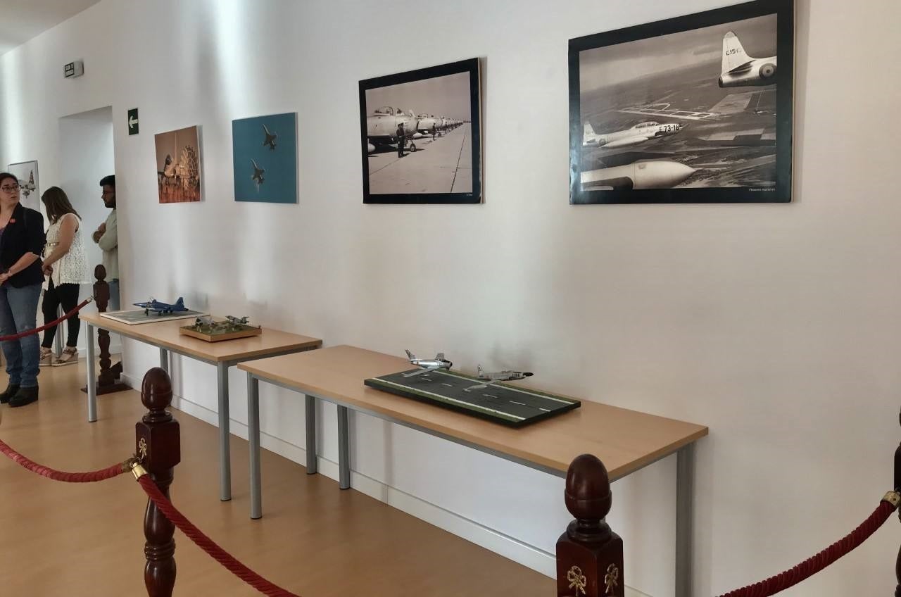 Cuadros y maquetas de la exposición Aeronáutica de la Base Aérea de Talavera la Real 