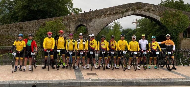 Los 14 componentes del Club Ciclista Miajadas que han participado en el Desafío de los Lagos de Covadonga 