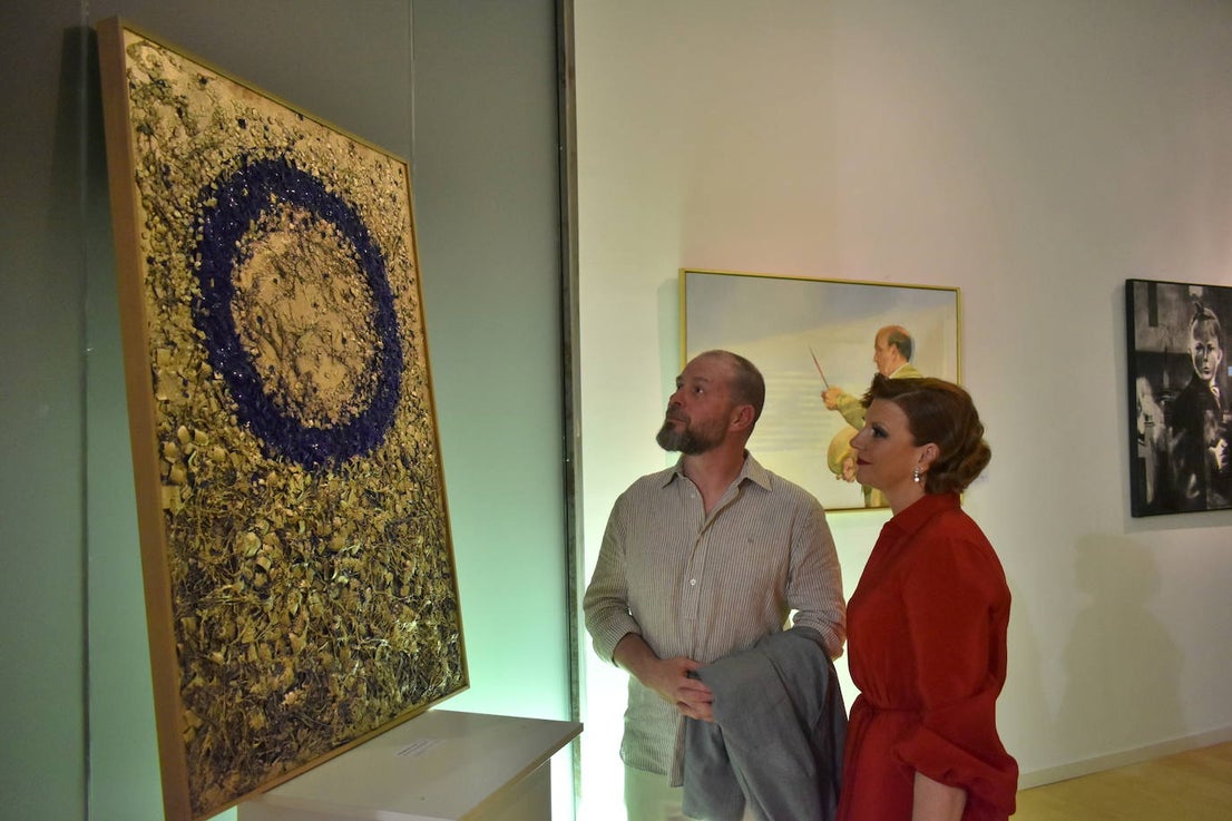 El XI Certamen de Pintura Fundación Laura Otero vivió una gala final memorable. Con el grupo musical Anam Camerata amenizando la noche en el Palacio Obispo Solís, y el neumólogo Juan Fernando Masa como invitado de honor, la fundación retomó su tradición de la forma más emotiva, esperada y especial. Guillermo Sedano ha sido el ganador de esta edición con 'Camino del vuelta al norte', mientras que Juan Carlos Gil ha conseguido el segundo premio con 'Composición con patines' y David Palomero se ha hecho con el Accésit con 'Lucía'. Tras el acto oficial, los asistentes pudieron disfrutar de la exposición, abierta hasta el 15 de julio. 