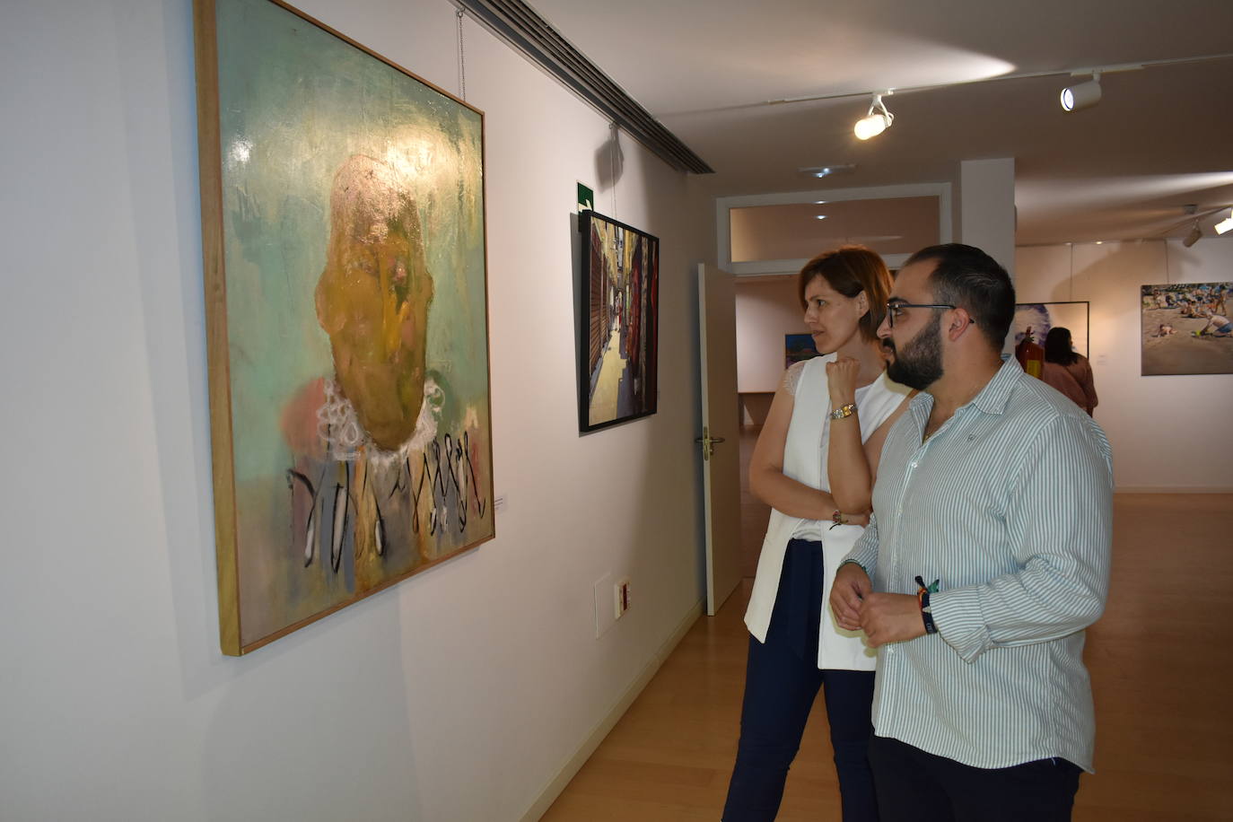 El XI Certamen de Pintura Fundación Laura Otero vivió una gala final memorable. Con el grupo musical Anam Camerata amenizando la noche en el Palacio Obispo Solís, y el neumólogo Juan Fernando Masa como invitado de honor, la fundación retomó su tradición de la forma más emotiva, esperada y especial. Guillermo Sedano ha sido el ganador de esta edición con 'Camino del vuelta al norte', mientras que Juan Carlos Gil ha conseguido el segundo premio con 'Composición con patines' y David Palomero se ha hecho con el Accésit con 'Lucía'. Tras el acto oficial, los asistentes pudieron disfrutar de la exposición, abierta hasta el 15 de julio. 