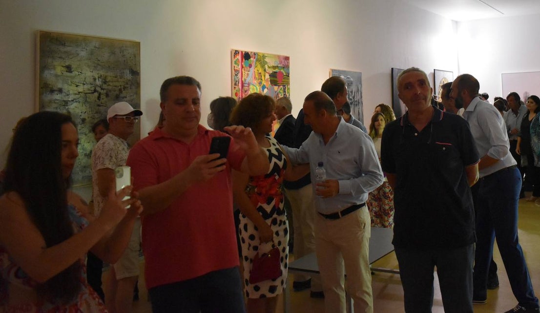 El XI Certamen de Pintura Fundación Laura Otero vivió una gala final memorable. Con el grupo musical Anam Camerata amenizando la noche en el Palacio Obispo Solís, y el neumólogo Juan Fernando Masa como invitado de honor, la fundación retomó su tradición de la forma más emotiva, esperada y especial. Guillermo Sedano ha sido el ganador de esta edición con 'Camino del vuelta al norte', mientras que Juan Carlos Gil ha conseguido el segundo premio con 'Composición con patines' y David Palomero se ha hecho con el Accésit con 'Lucía'. Tras el acto oficial, los asistentes pudieron disfrutar de la exposición, abierta hasta el 15 de julio. 