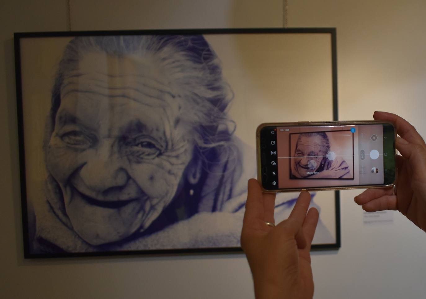 El XI Certamen de Pintura Fundación Laura Otero vivió una gala final memorable. Con el grupo musical Anam Camerata amenizando la noche en el Palacio Obispo Solís, y el neumólogo Juan Fernando Masa como invitado de honor, la fundación retomó su tradición de la forma más emotiva, esperada y especial. Guillermo Sedano ha sido el ganador de esta edición con 'Camino del vuelta al norte', mientras que Juan Carlos Gil ha conseguido el segundo premio con 'Composición con patines' y David Palomero se ha hecho con el Accésit con 'Lucía'. Tras el acto oficial, los asistentes pudieron disfrutar de la exposición, abierta hasta el 15 de julio. 