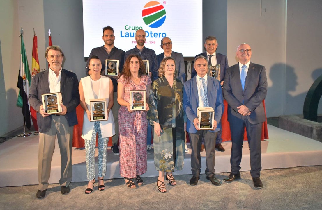 El XI Certamen de Pintura Fundación Laura Otero vivió una gala final memorable. Con el grupo musical Anam Camerata amenizando la noche en el Palacio Obispo Solís, y el neumólogo Juan Fernando Masa como invitado de honor, la fundación retomó su tradición de la forma más emotiva, esperada y especial. Guillermo Sedano ha sido el ganador de esta edición con 'Camino del vuelta al norte', mientras que Juan Carlos Gil ha conseguido el segundo premio con 'Composición con patines' y David Palomero se ha hecho con el Accésit con 'Lucía'. Tras el acto oficial, los asistentes pudieron disfrutar de la exposición, abierta hasta el 15 de julio. 