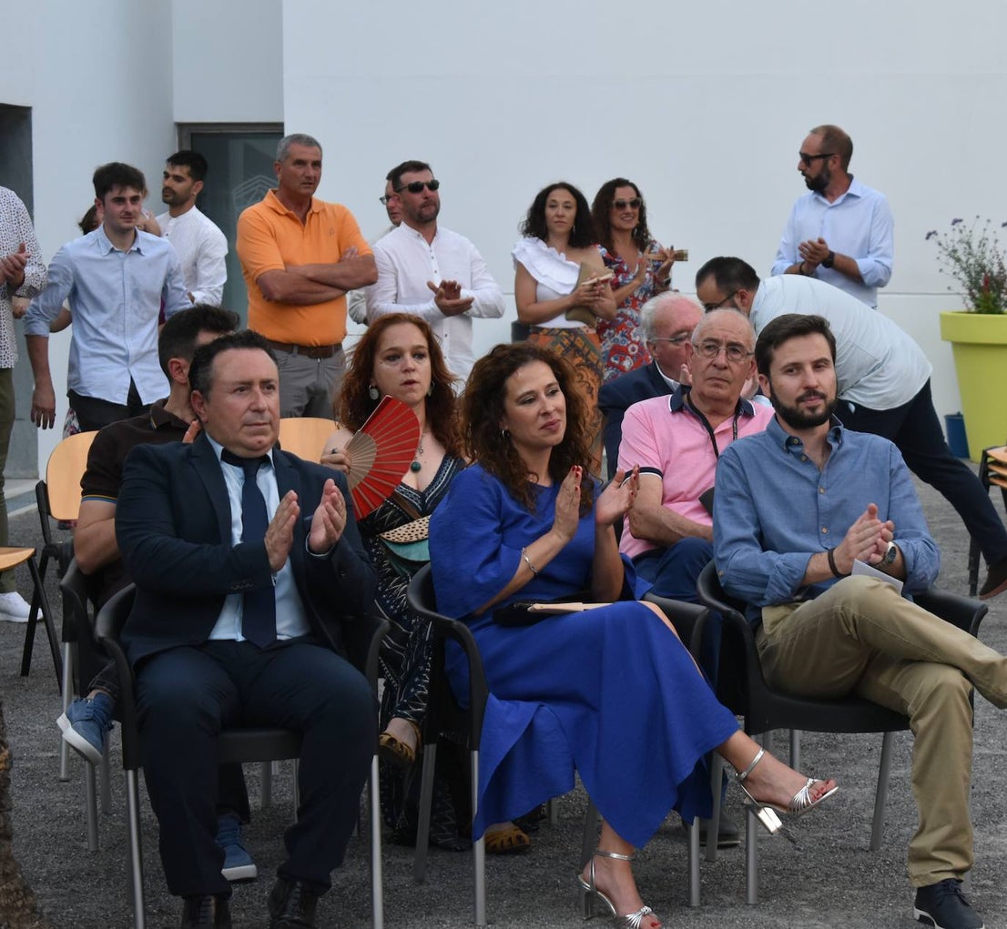 El XI Certamen de Pintura Fundación Laura Otero vivió una gala final memorable. Con el grupo musical Anam Camerata amenizando la noche en el Palacio Obispo Solís, y el neumólogo Juan Fernando Masa como invitado de honor, la fundación retomó su tradición de la forma más emotiva, esperada y especial. Guillermo Sedano ha sido el ganador de esta edición con 'Camino del vuelta al norte', mientras que Juan Carlos Gil ha conseguido el segundo premio con 'Composición con patines' y David Palomero se ha hecho con el Accésit con 'Lucía'. Tras el acto oficial, los asistentes pudieron disfrutar de la exposición, abierta hasta el 15 de julio. 