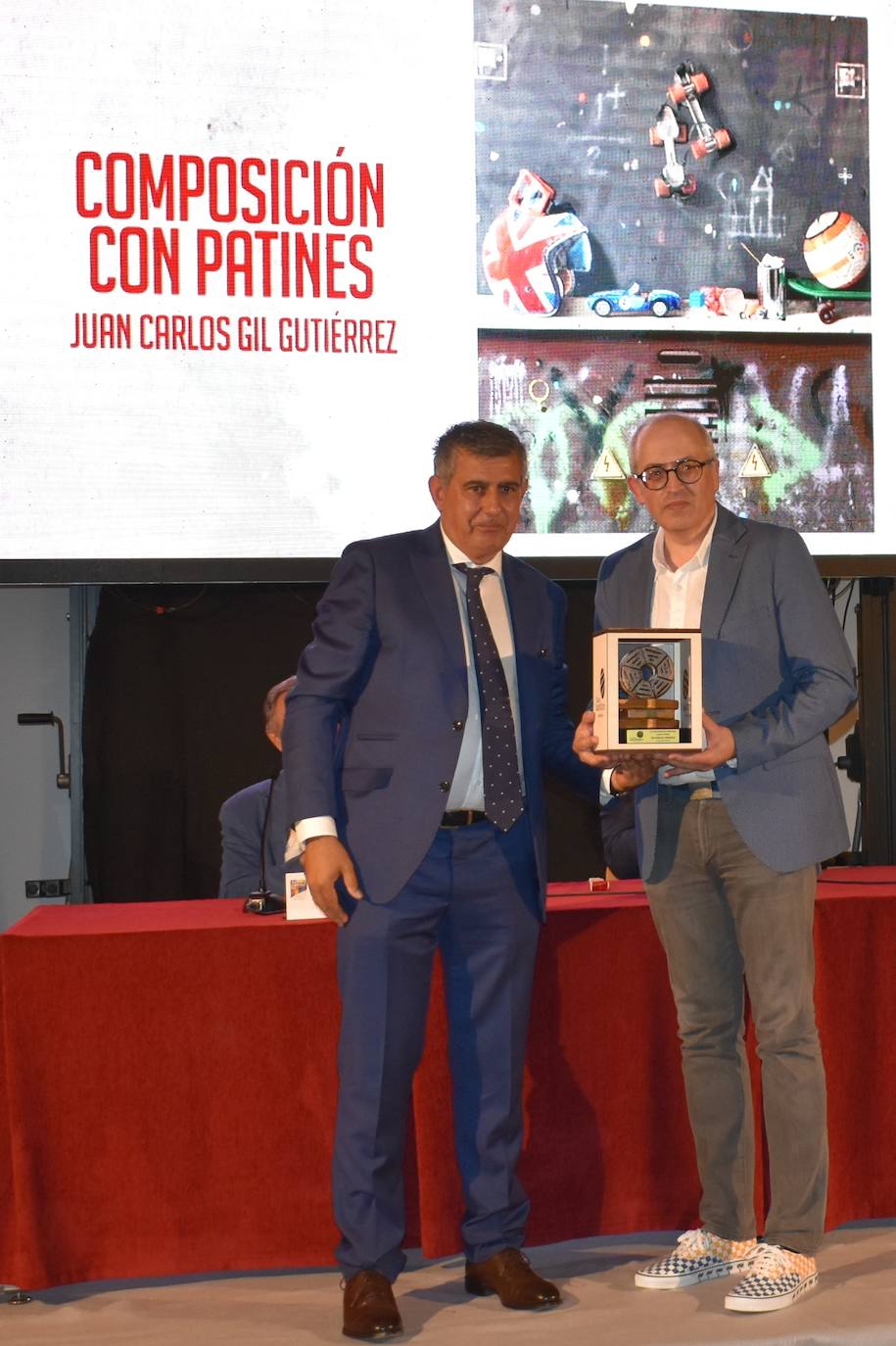 El XI Certamen de Pintura Fundación Laura Otero vivió una gala final memorable. Con el grupo musical Anam Camerata amenizando la noche en el Palacio Obispo Solís, y el neumólogo Juan Fernando Masa como invitado de honor, la fundación retomó su tradición de la forma más emotiva, esperada y especial. Guillermo Sedano ha sido el ganador de esta edición con 'Camino del vuelta al norte', mientras que Juan Carlos Gil ha conseguido el segundo premio con 'Composición con patines' y David Palomero se ha hecho con el Accésit con 'Lucía'. Tras el acto oficial, los asistentes pudieron disfrutar de la exposición, abierta hasta el 15 de julio. 