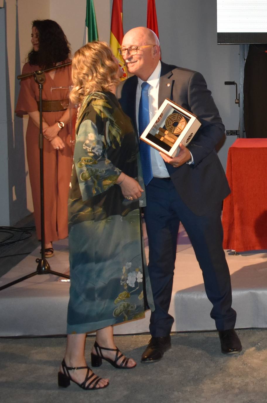 El XI Certamen de Pintura Fundación Laura Otero vivió una gala final memorable. Con el grupo musical Anam Camerata amenizando la noche en el Palacio Obispo Solís, y el neumólogo Juan Fernando Masa como invitado de honor, la fundación retomó su tradición de la forma más emotiva, esperada y especial. Guillermo Sedano ha sido el ganador de esta edición con 'Camino del vuelta al norte', mientras que Juan Carlos Gil ha conseguido el segundo premio con 'Composición con patines' y David Palomero se ha hecho con el Accésit con 'Lucía'. Tras el acto oficial, los asistentes pudieron disfrutar de la exposición, abierta hasta el 15 de julio. 