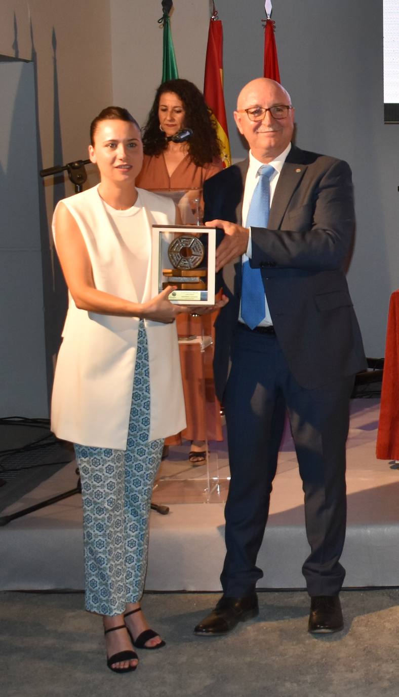 El XI Certamen de Pintura Fundación Laura Otero vivió una gala final memorable. Con el grupo musical Anam Camerata amenizando la noche en el Palacio Obispo Solís, y el neumólogo Juan Fernando Masa como invitado de honor, la fundación retomó su tradición de la forma más emotiva, esperada y especial. Guillermo Sedano ha sido el ganador de esta edición con 'Camino del vuelta al norte', mientras que Juan Carlos Gil ha conseguido el segundo premio con 'Composición con patines' y David Palomero se ha hecho con el Accésit con 'Lucía'. Tras el acto oficial, los asistentes pudieron disfrutar de la exposición, abierta hasta el 15 de julio. 