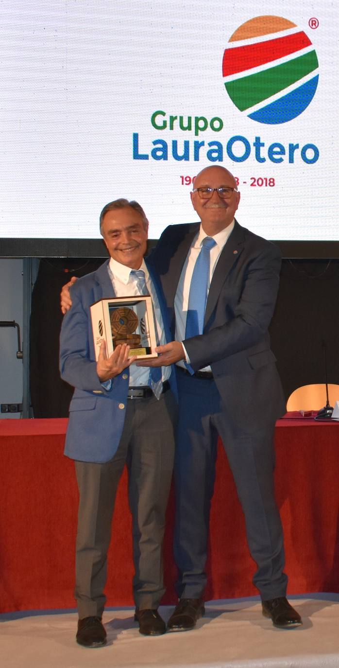 El XI Certamen de Pintura Fundación Laura Otero vivió una gala final memorable. Con el grupo musical Anam Camerata amenizando la noche en el Palacio Obispo Solís, y el neumólogo Juan Fernando Masa como invitado de honor, la fundación retomó su tradición de la forma más emotiva, esperada y especial. Guillermo Sedano ha sido el ganador de esta edición con 'Camino del vuelta al norte', mientras que Juan Carlos Gil ha conseguido el segundo premio con 'Composición con patines' y David Palomero se ha hecho con el Accésit con 'Lucía'. Tras el acto oficial, los asistentes pudieron disfrutar de la exposición, abierta hasta el 15 de julio. 