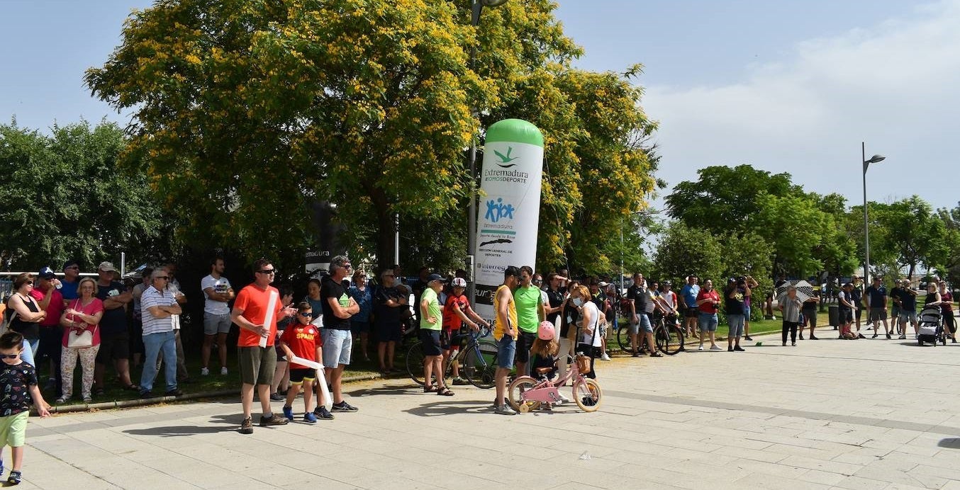 Miajadeños y visitantes se acercaron hasta la avenida García Siñeriz para vivir de cerca el acontecimiento 