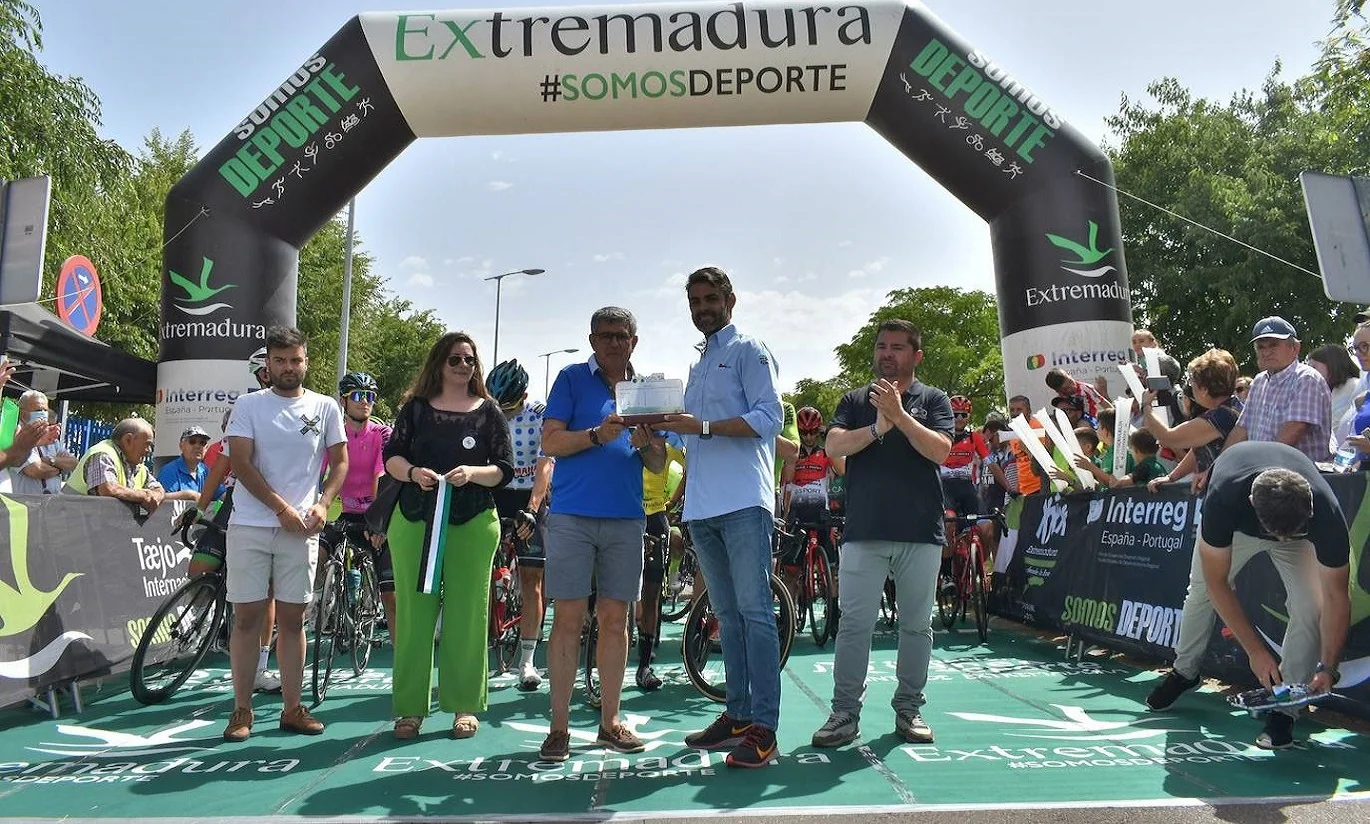 El alcalde de Miajadas, Antonio Díaz, recibe una placa de manos del Director General de Deportes, Dan de Sande Bayal 