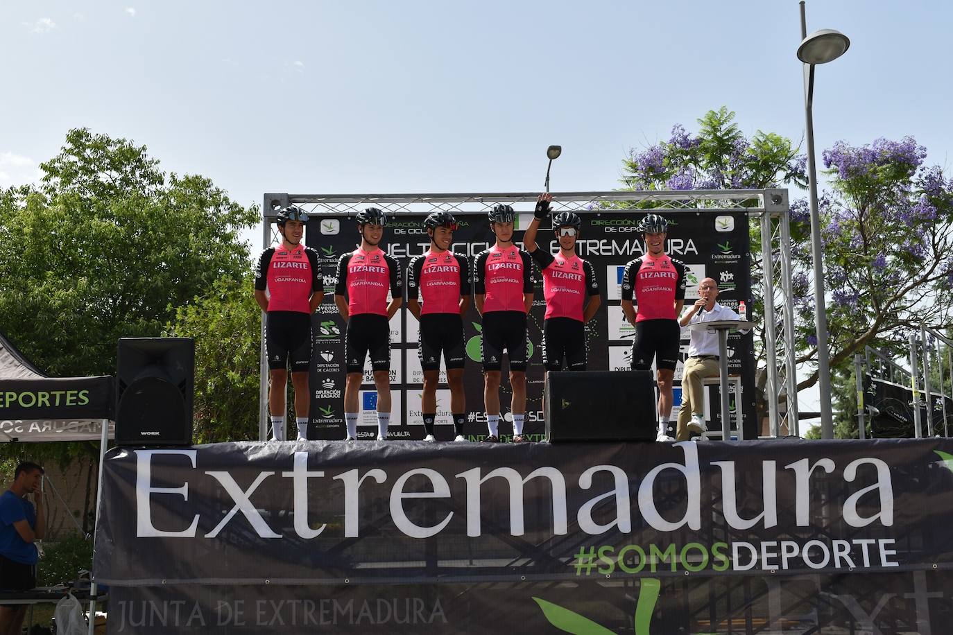 Miajadas se convirtió el pasado sábado en uno de los puntos clave de la Vuelta Ciclista Extremadura 2022 siendo el punto de salida oficial de la cuarta etapa. Miajadeños y visitantes se acercaron hasta la avenida García Siñeriz para conocer de cerca la 'serpiente multicolor', a los ciclistas y equipos llegados desde distintos puntos del país. 