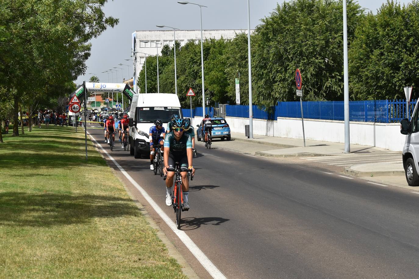 Miajadas se convirtió el pasado sábado en uno de los puntos clave de la Vuelta Ciclista Extremadura 2022 siendo el punto de salida oficial de la cuarta etapa. Miajadeños y visitantes se acercaron hasta la avenida García Siñeriz para conocer de cerca la 'serpiente multicolor', a los ciclistas y equipos llegados desde distintos puntos del país. 