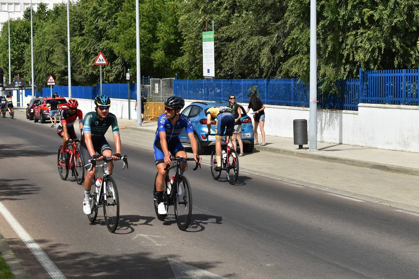 Miajadas se convirtió el pasado sábado en uno de los puntos clave de la Vuelta Ciclista Extremadura 2022 siendo el punto de salida oficial de la cuarta etapa. Miajadeños y visitantes se acercaron hasta la avenida García Siñeriz para conocer de cerca la 'serpiente multicolor', a los ciclistas y equipos llegados desde distintos puntos del país. 