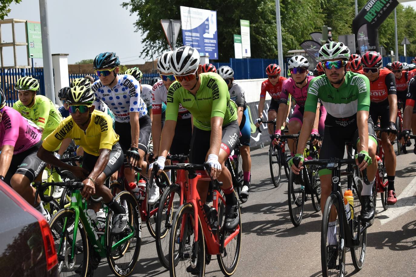 Miajadas se convirtió el pasado sábado en uno de los puntos clave de la Vuelta Ciclista Extremadura 2022 siendo el punto de salida oficial de la cuarta etapa. Miajadeños y visitantes se acercaron hasta la avenida García Siñeriz para conocer de cerca la 'serpiente multicolor', a los ciclistas y equipos llegados desde distintos puntos del país. 