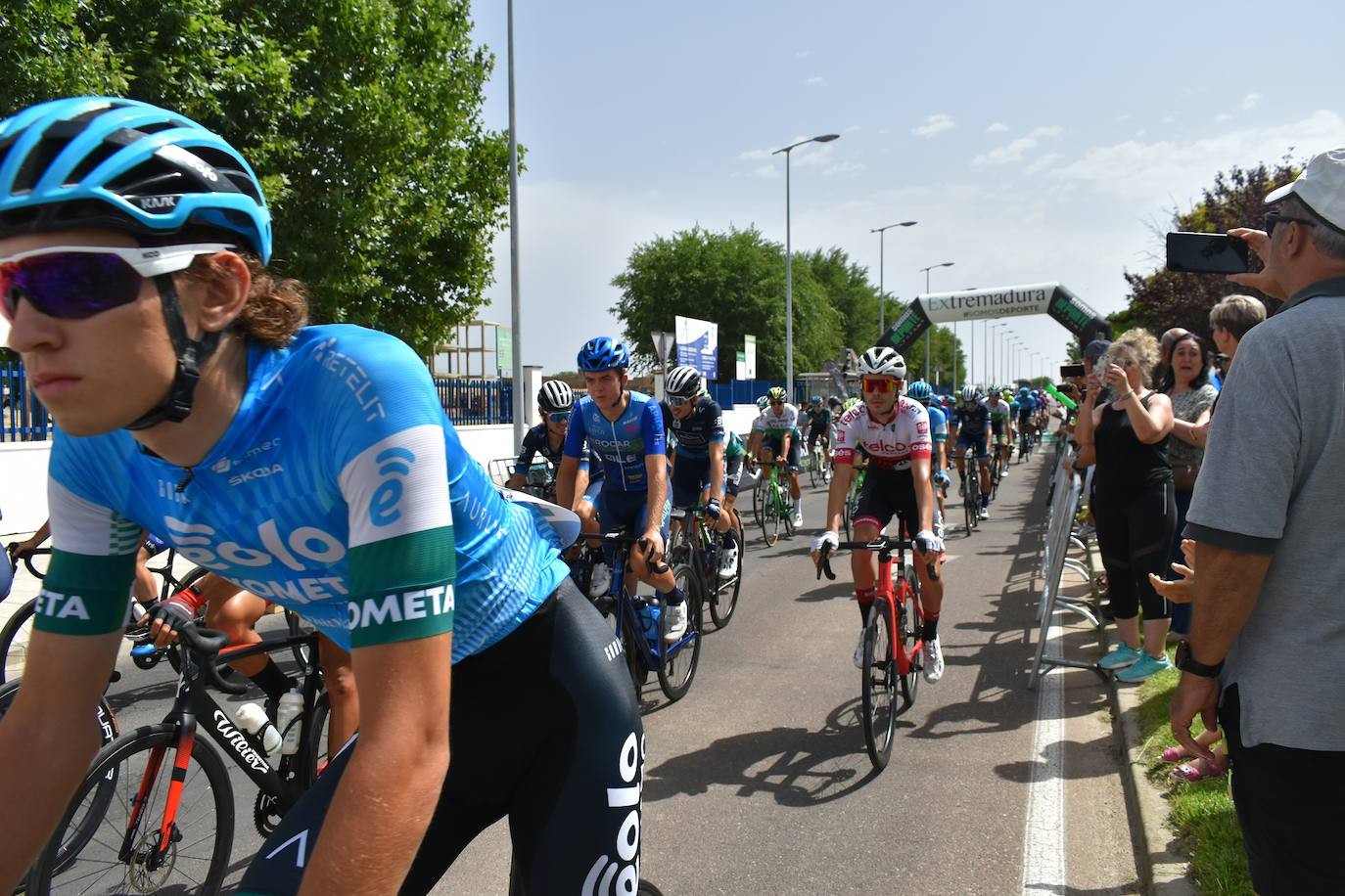 Miajadas se convirtió el pasado sábado en uno de los puntos clave de la Vuelta Ciclista Extremadura 2022 siendo el punto de salida oficial de la cuarta etapa. Miajadeños y visitantes se acercaron hasta la avenida García Siñeriz para conocer de cerca la 'serpiente multicolor', a los ciclistas y equipos llegados desde distintos puntos del país. 