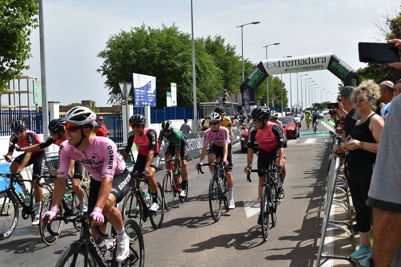 Miajadas se convirtió el pasado sábado en uno de los puntos clave de la Vuelta Ciclista Extremadura 2022 siendo el punto de salida oficial de la cuarta etapa. Miajadeños y visitantes se acercaron hasta la avenida García Siñeriz para conocer de cerca la 'serpiente multicolor', a los ciclistas y equipos llegados desde distintos puntos del país. 