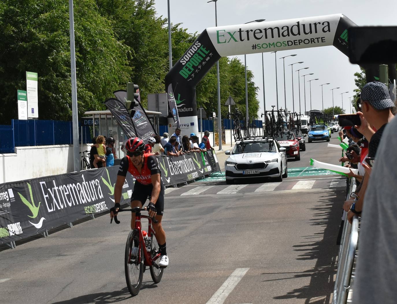 Miajadas se convirtió el pasado sábado en uno de los puntos clave de la Vuelta Ciclista Extremadura 2022 siendo el punto de salida oficial de la cuarta etapa. Miajadeños y visitantes se acercaron hasta la avenida García Siñeriz para conocer de cerca la 'serpiente multicolor', a los ciclistas y equipos llegados desde distintos puntos del país. 