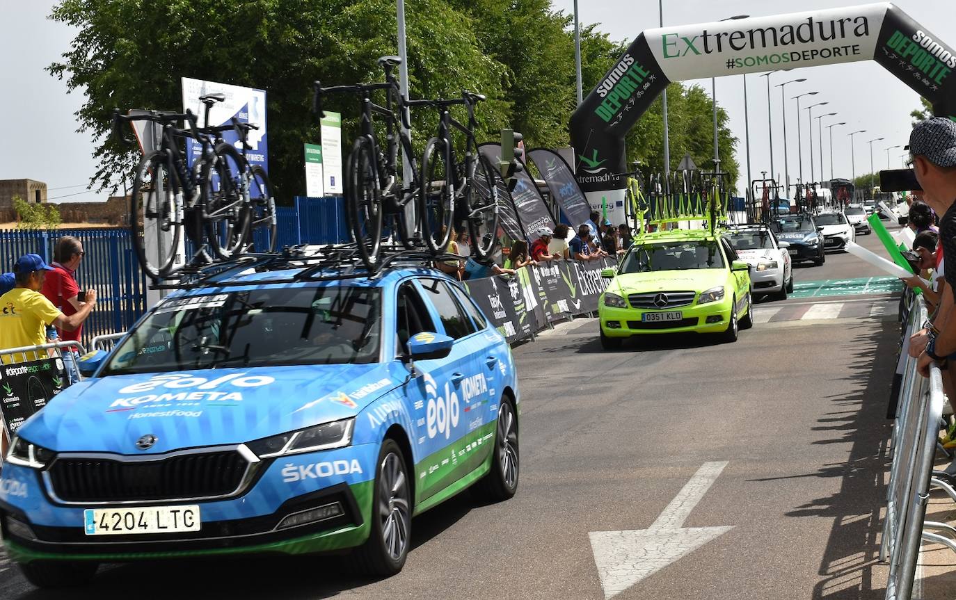 Miajadas se convirtió el pasado sábado en uno de los puntos clave de la Vuelta Ciclista Extremadura 2022 siendo el punto de salida oficial de la cuarta etapa. Miajadeños y visitantes se acercaron hasta la avenida García Siñeriz para conocer de cerca la 'serpiente multicolor', a los ciclistas y equipos llegados desde distintos puntos del país. 