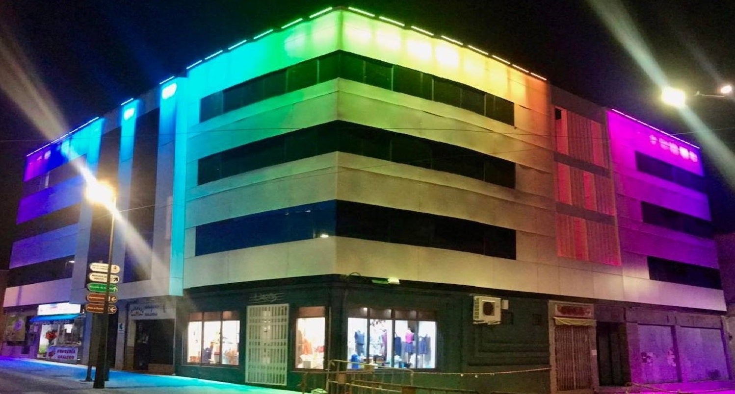 Edificio CET de Miajadas iluminado con la bandera del Orgullo 