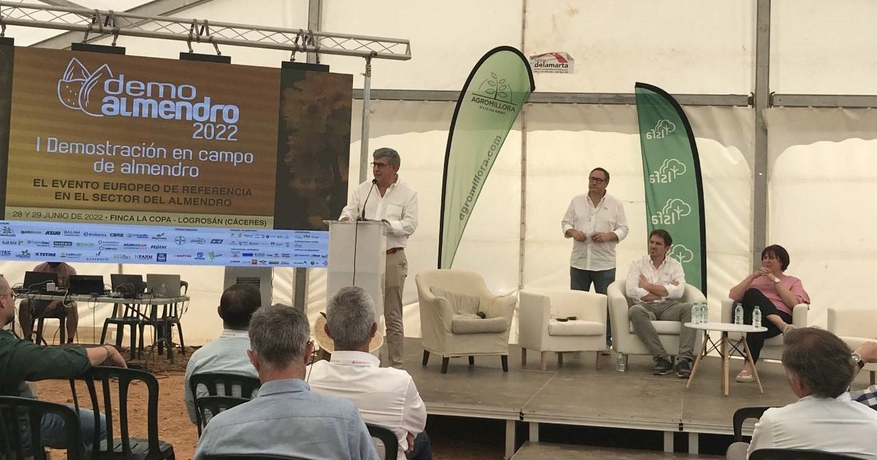 El alcalde de Miajadas, Antonio Díaz, en la presentación de la planta en el evento 'Demoalmendro 2022' 