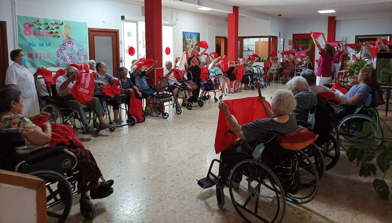Los mayores ondean sus pañuelos rojos de San Fermín 