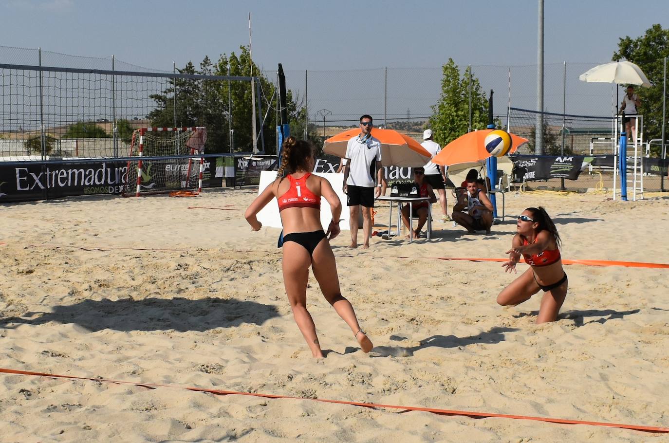 Las pistas de arena de Miajadas acogieron ayer el I Torneo de Extremadura de Voley Playa 2022, en el que participaron 40 jugadores en categoría femenina y masculina y que fue puntuable para el Campeonato de España. Las semifinales y las finales se disputaron por la tarde. 