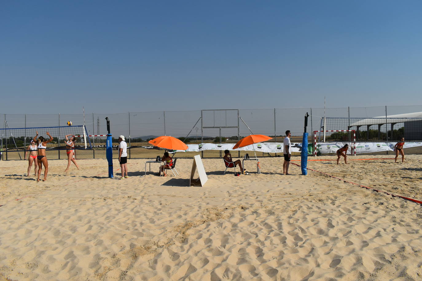 Las pistas de arena de Miajadas acogieron ayer el I Torneo de Extremadura de Voley Playa 2022, en el que participaron 40 jugadores en categoría femenina y masculina y que fue puntuable para el Campeonato de España. Las semifinales y las finales se disputaron por la tarde. 