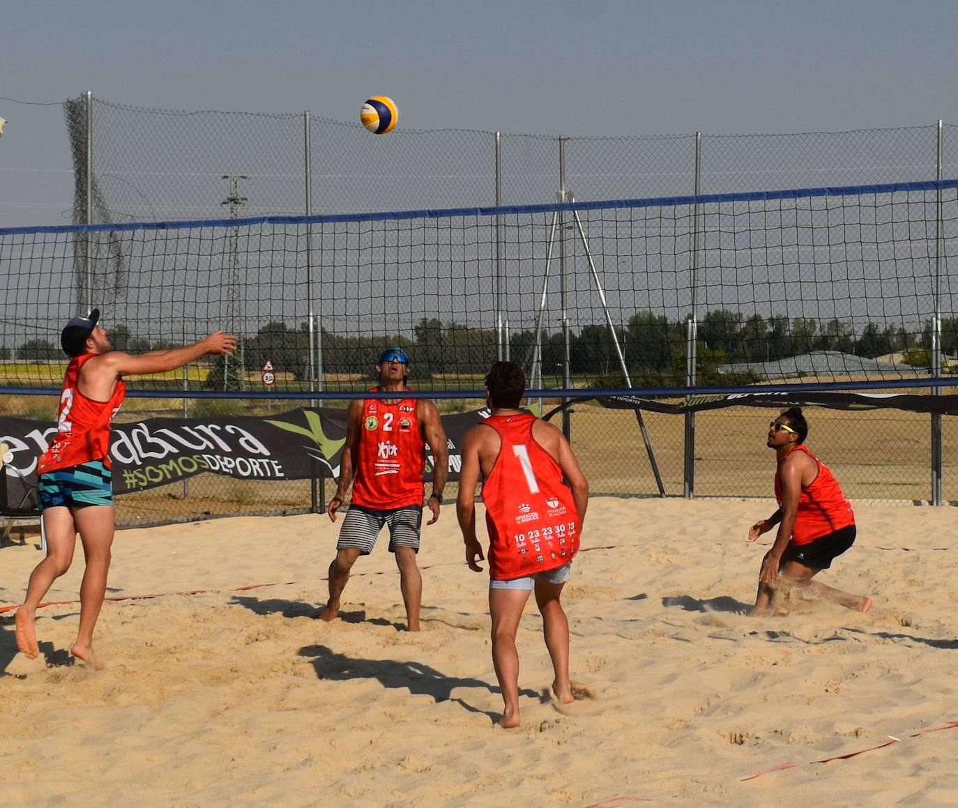 Las pistas de arena de Miajadas acogieron ayer el I Torneo de Extremadura de Voley Playa 2022, en el que participaron 40 jugadores en categoría femenina y masculina y que fue puntuable para el Campeonato de España. Las semifinales y las finales se disputaron por la tarde. 