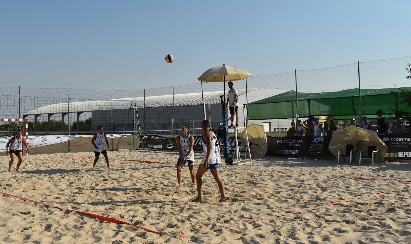 Las pistas de arena de Miajadas acogieron ayer el I Torneo de Extremadura de Voley Playa 2022, en el que participaron 40 jugadores en categoría femenina y masculina y que fue puntuable para el Campeonato de España. Las semifinales y las finales se disputaron por la tarde. 