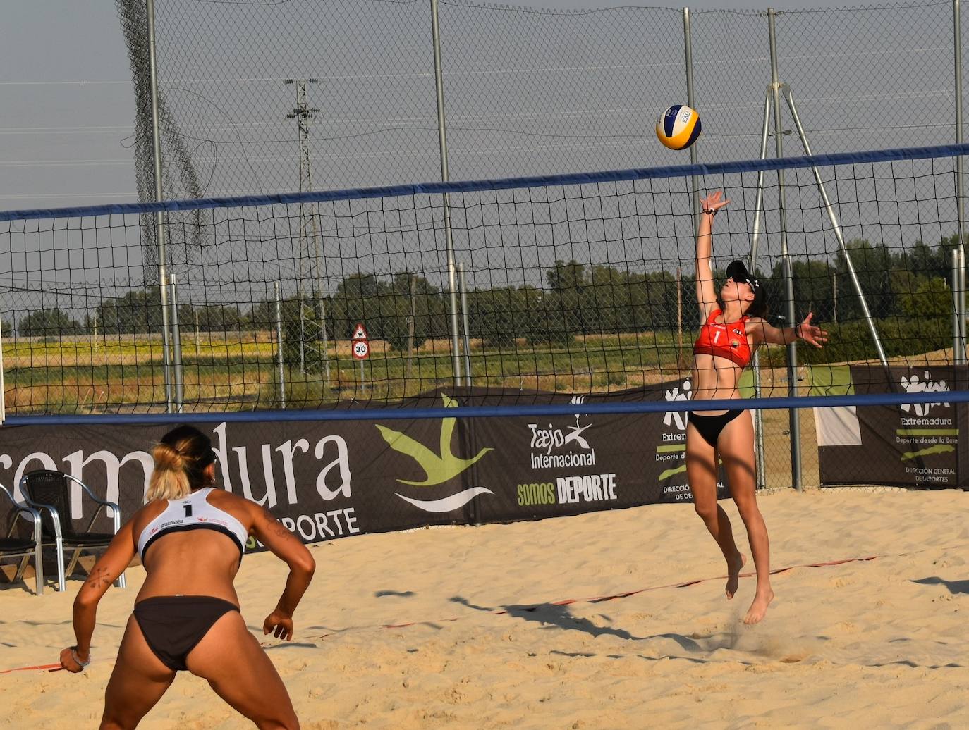 Las pistas de arena de Miajadas acogieron ayer el I Torneo de Extremadura de Voley Playa 2022, en el que participaron 40 jugadores en categoría femenina y masculina y que fue puntuable para el Campeonato de España. Las semifinales y las finales se disputaron por la tarde. 