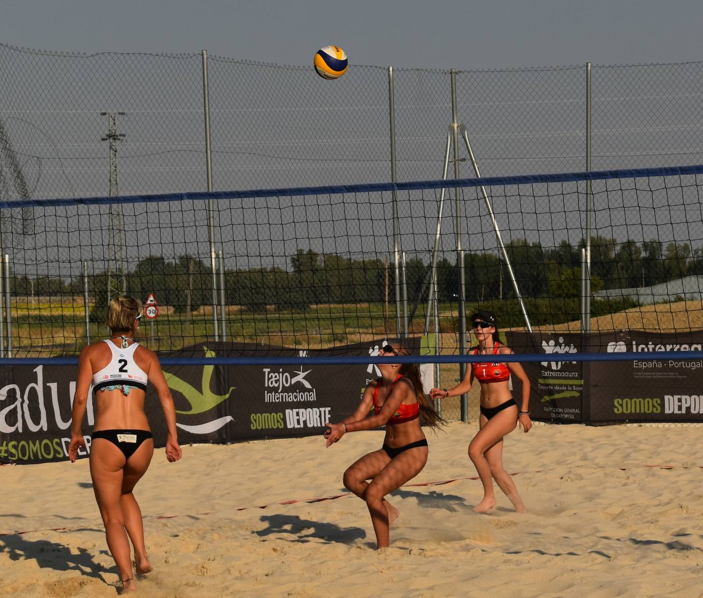 Las pistas de arena de Miajadas acogieron ayer el I Torneo de Extremadura de Voley Playa 2022, en el que participaron 40 jugadores en categoría femenina y masculina y que fue puntuable para el Campeonato de España. Las semifinales y las finales se disputaron por la tarde. 