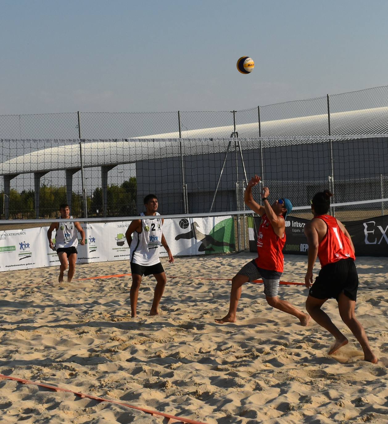 Las pistas de arena de Miajadas acogieron ayer el I Torneo de Extremadura de Voley Playa 2022, en el que participaron 40 jugadores en categoría femenina y masculina y que fue puntuable para el Campeonato de España. Las semifinales y las finales se disputaron por la tarde. 