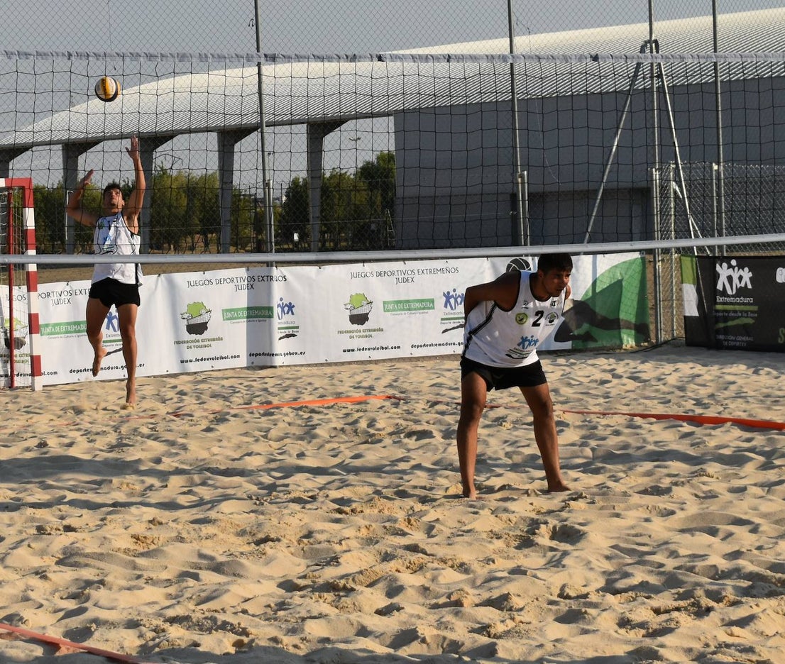 Las pistas de arena de Miajadas acogieron ayer el I Torneo de Extremadura de Voley Playa 2022, en el que participaron 40 jugadores en categoría femenina y masculina y que fue puntuable para el Campeonato de España. Las semifinales y las finales se disputaron por la tarde. 