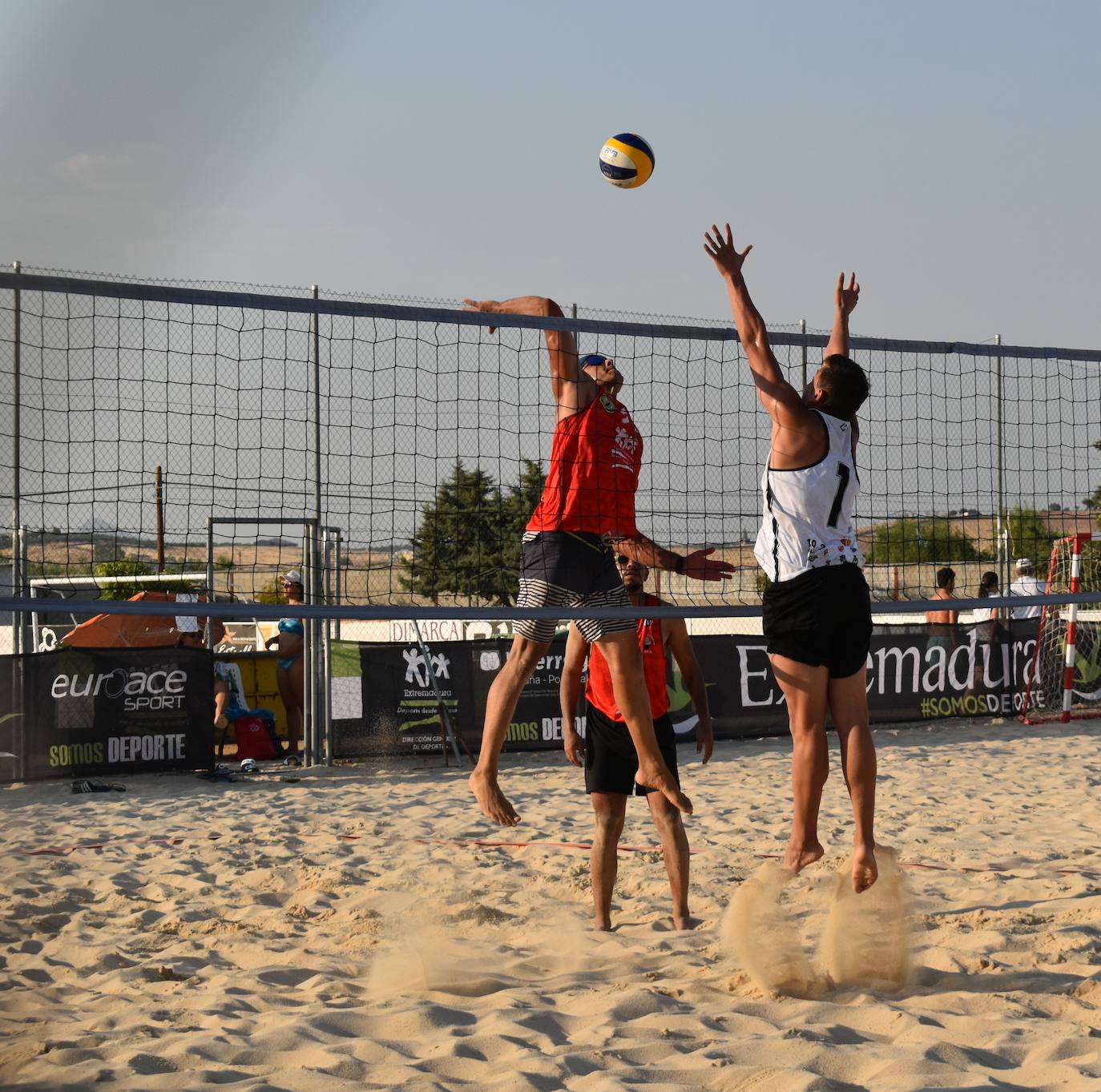 Las pistas de arena de Miajadas acogieron ayer el I Torneo de Extremadura de Voley Playa 2022, en el que participaron 40 jugadores en categoría femenina y masculina y que fue puntuable para el Campeonato de España. Las semifinales y las finales se disputaron por la tarde. 