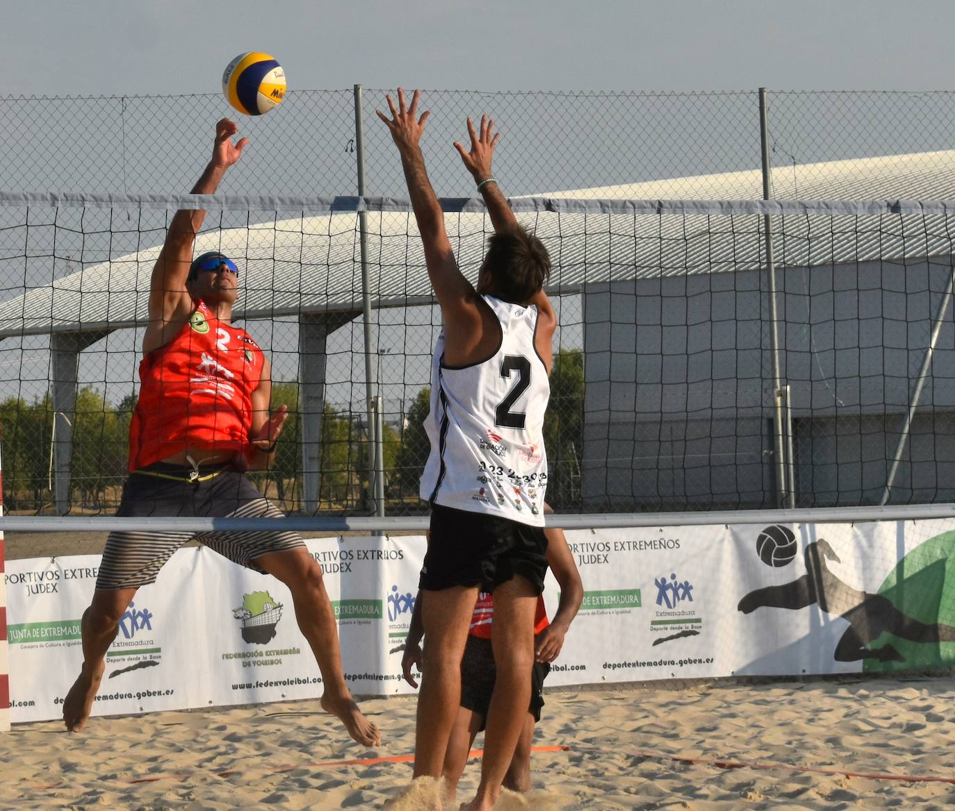 Las pistas de arena de Miajadas acogieron ayer el I Torneo de Extremadura de Voley Playa 2022, en el que participaron 40 jugadores en categoría femenina y masculina y que fue puntuable para el Campeonato de España. Las semifinales y las finales se disputaron por la tarde. 