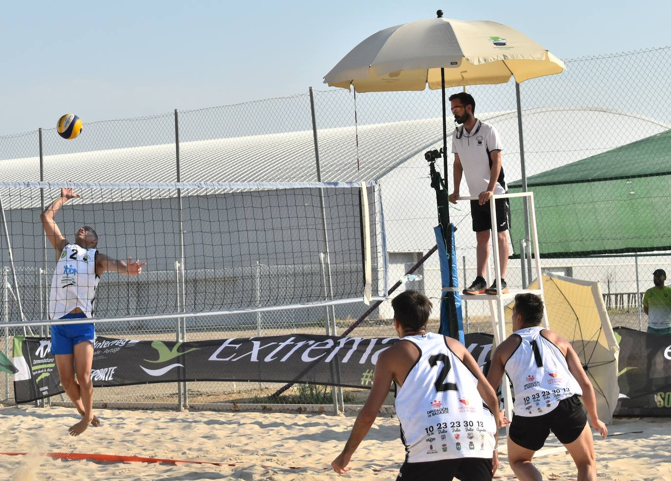 Las pistas de arena de Miajadas acogieron ayer el I Torneo de Extremadura de Voley Playa 2022, en el que participaron 40 jugadores en categoría femenina y masculina y que fue puntuable para el Campeonato de España. Las semifinales y las finales se disputaron por la tarde. 