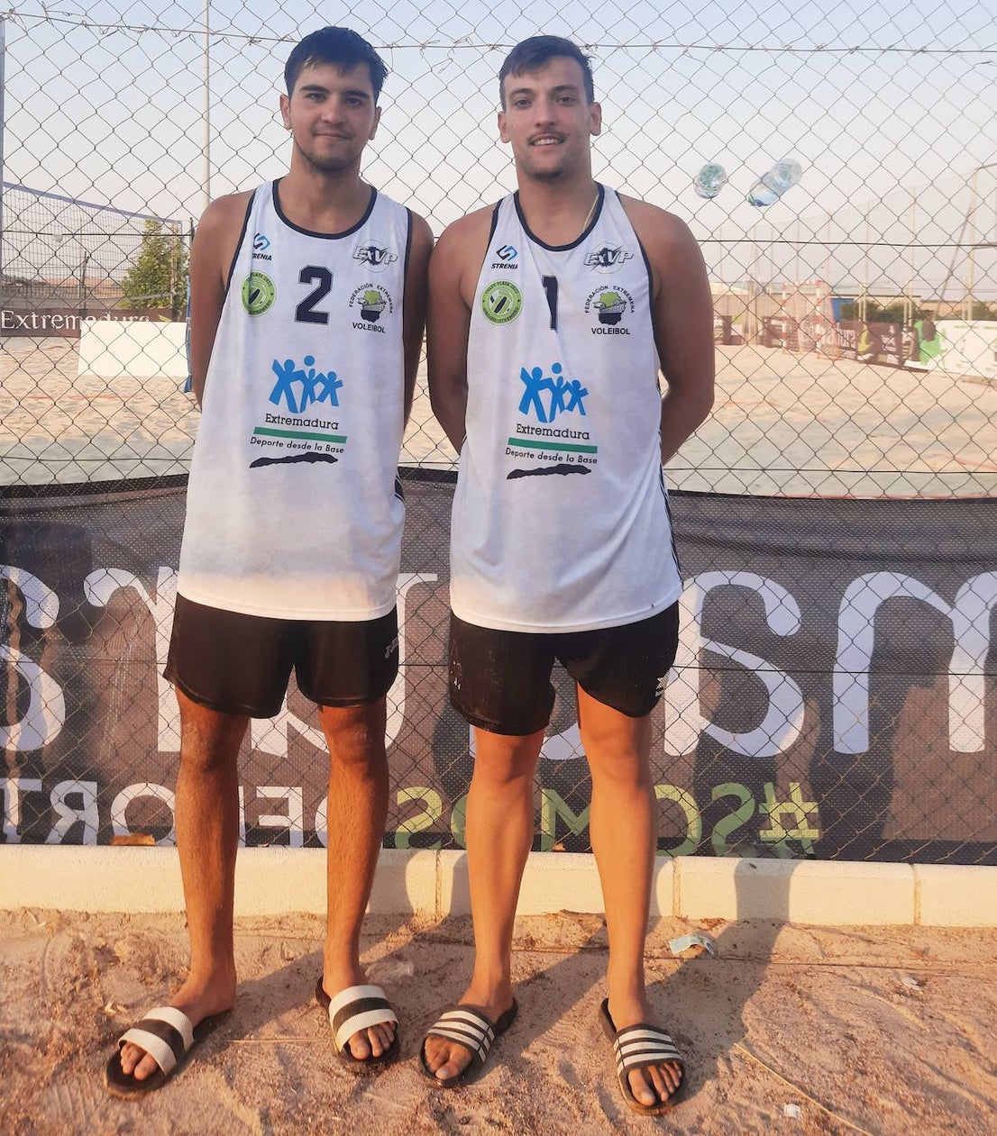 Las pistas de arena de Miajadas acogieron ayer el I Torneo de Extremadura de Voley Playa 2022, en el que participaron 40 jugadores en categoría femenina y masculina y que fue puntuable para el Campeonato de España. Las semifinales y las finales se disputaron por la tarde. 