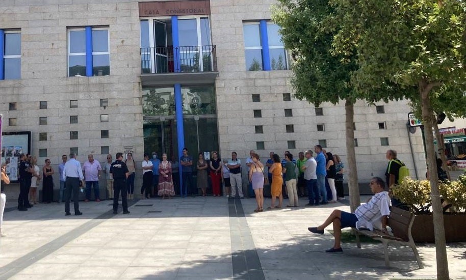 Homenaje a las puertas del ayuntamiento en memoria de las víctimas del terrorismo 