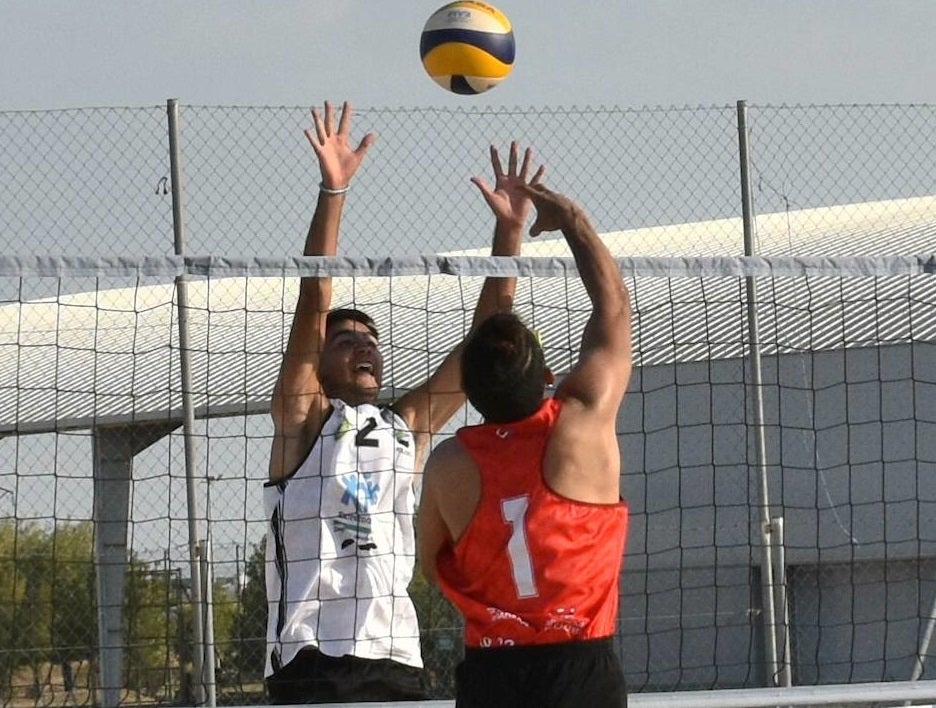 David Pilo (de blanco) quedó segundo en el Torneo de Extremadura Voley Playa 2022, disputado en Miajadas 