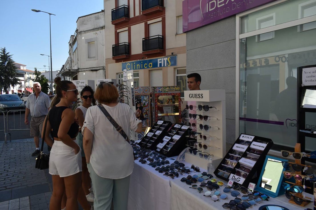 Miajadeños y visitantes estaban deseando volver a disfrutar de una de las grandes iniciativas del pequeño comercio local: 'El comercio sale a la calle', que este verano ha vuelto a llenar la avenida Trujillo de música, buen ambiente y, sobre todo, productos de todo tipo con grandes descuentos para activar la economía local con la Asociacion de Comerciantes y Empresarios de Miajadas y Comarca 
