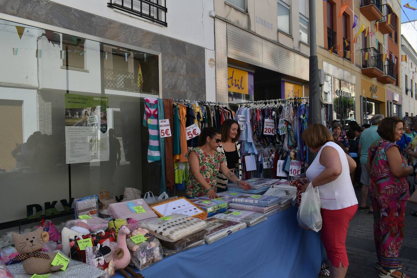 Miajadeños y visitantes estaban deseando volver a disfrutar de una de las grandes iniciativas del pequeño comercio local: 'El comercio sale a la calle', que este verano ha vuelto a llenar la avenida Trujillo de música, buen ambiente y, sobre todo, productos de todo tipo con grandes descuentos para activar la economía local con la Asociacion de Comerciantes y Empresarios de Miajadas y Comarca 