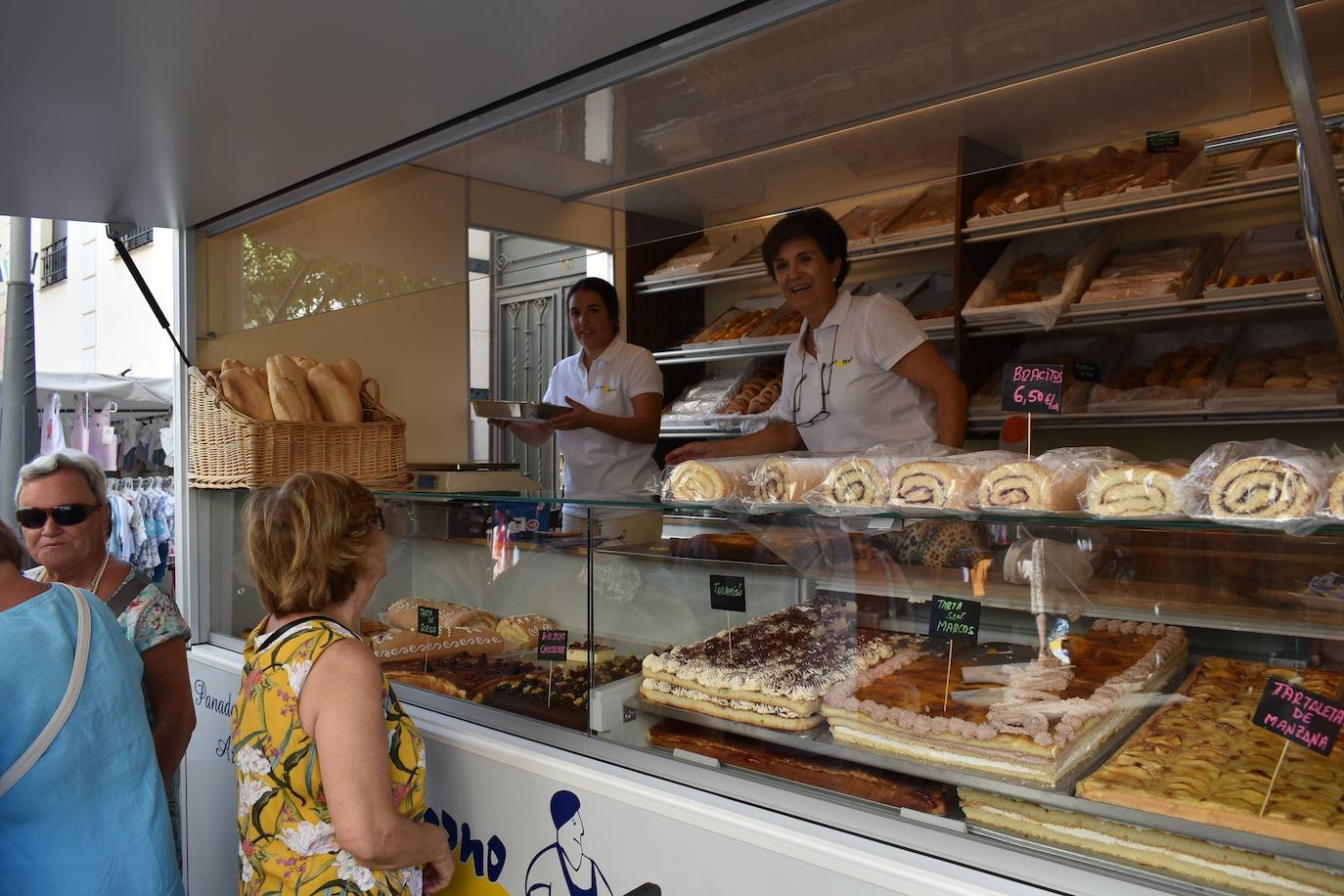 Miajadeños y visitantes estaban deseando volver a disfrutar de una de las grandes iniciativas del pequeño comercio local: 'El comercio sale a la calle', que este verano ha vuelto a llenar la avenida Trujillo de música, buen ambiente y, sobre todo, productos de todo tipo con grandes descuentos para activar la economía local con la Asociacion de Comerciantes y Empresarios de Miajadas y Comarca 