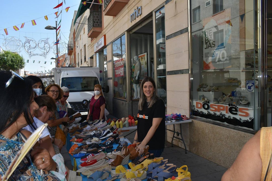 Miajadeños y visitantes estaban deseando volver a disfrutar de una de las grandes iniciativas del pequeño comercio local: 'El comercio sale a la calle', que este verano ha vuelto a llenar la avenida Trujillo de música, buen ambiente y, sobre todo, productos de todo tipo con grandes descuentos para activar la economía local con la Asociacion de Comerciantes y Empresarios de Miajadas y Comarca 