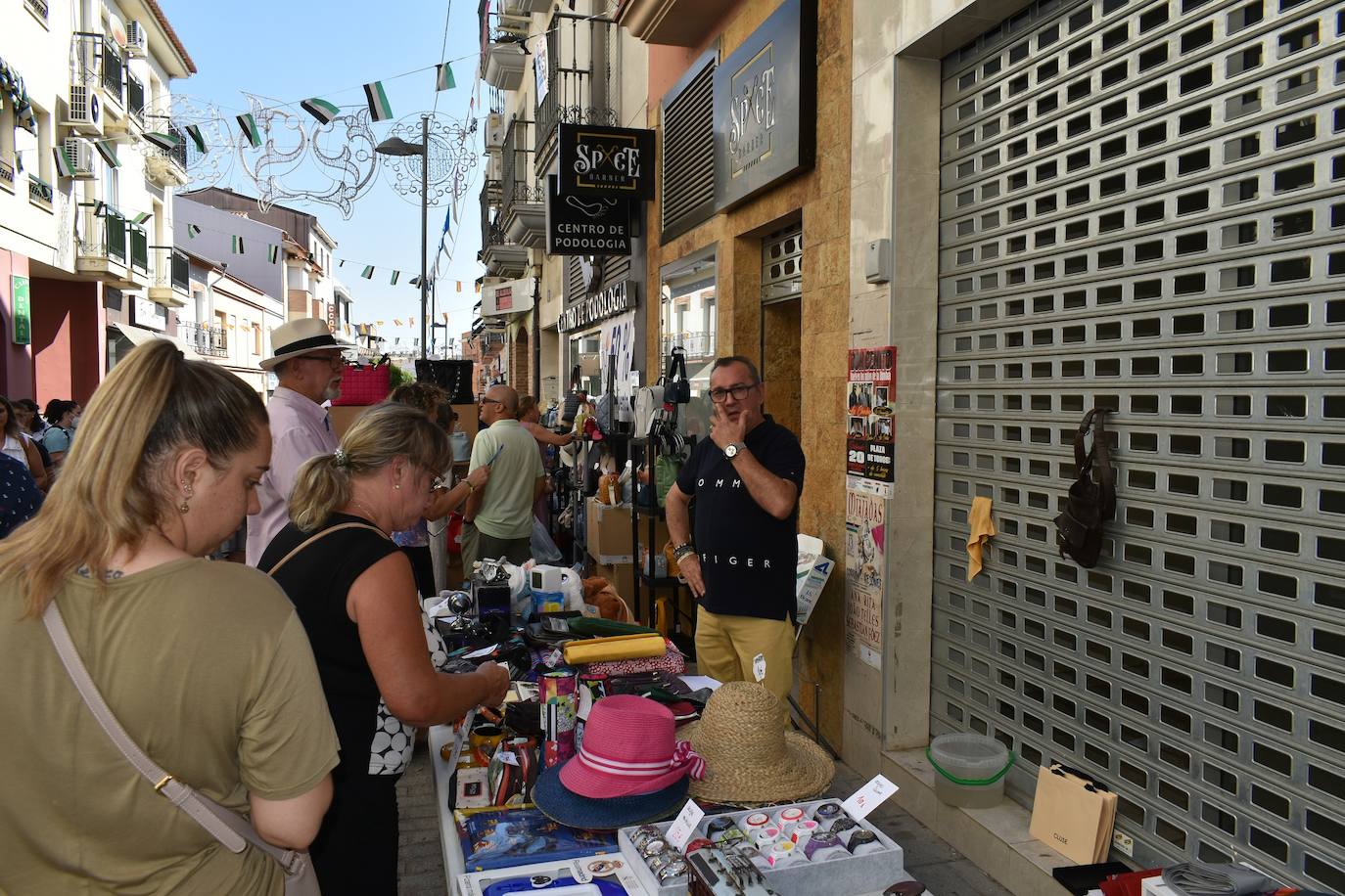 Miajadeños y visitantes estaban deseando volver a disfrutar de una de las grandes iniciativas del pequeño comercio local: 'El comercio sale a la calle', que este verano ha vuelto a llenar la avenida Trujillo de música, buen ambiente y, sobre todo, productos de todo tipo con grandes descuentos para activar la economía local con la Asociacion de Comerciantes y Empresarios de Miajadas y Comarca 