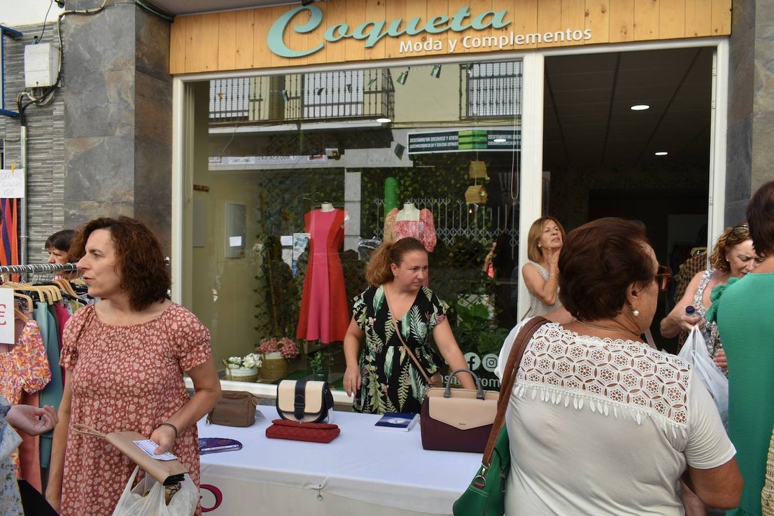 Miajadeños y visitantes estaban deseando volver a disfrutar de una de las grandes iniciativas del pequeño comercio local: 'El comercio sale a la calle', que este verano ha vuelto a llenar la avenida Trujillo de música, buen ambiente y, sobre todo, productos de todo tipo con grandes descuentos para activar la economía local con la Asociacion de Comerciantes y Empresarios de Miajadas y Comarca 